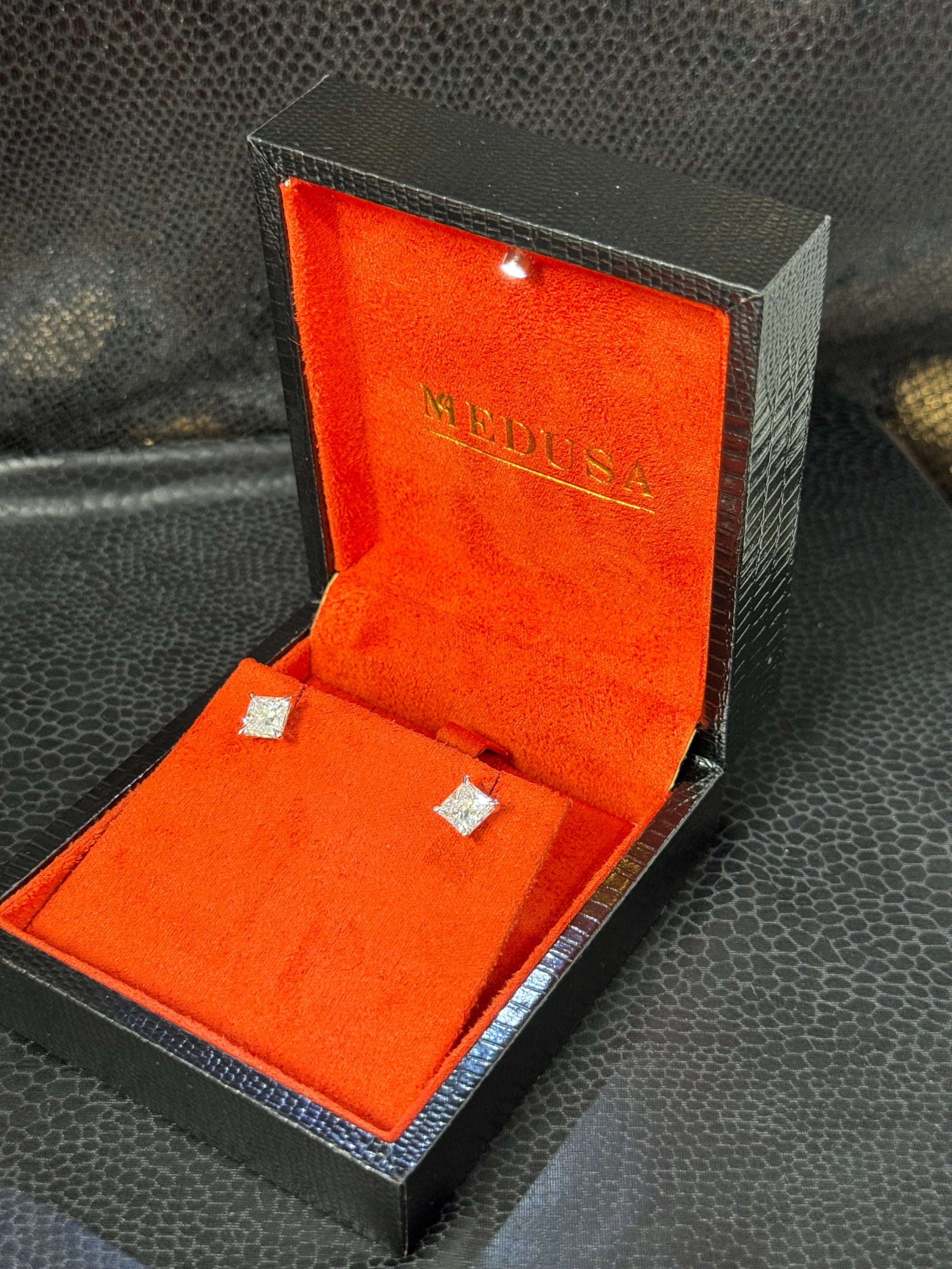 Bijoux Liquidation | Neuf Studs Square 3.07Ct LAB or blanc (CB57)